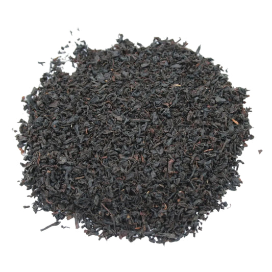 Dunkle, fein geschnittene schwarze Teeblätter des Ceylon BOP Dyraaba in losem Zustand.