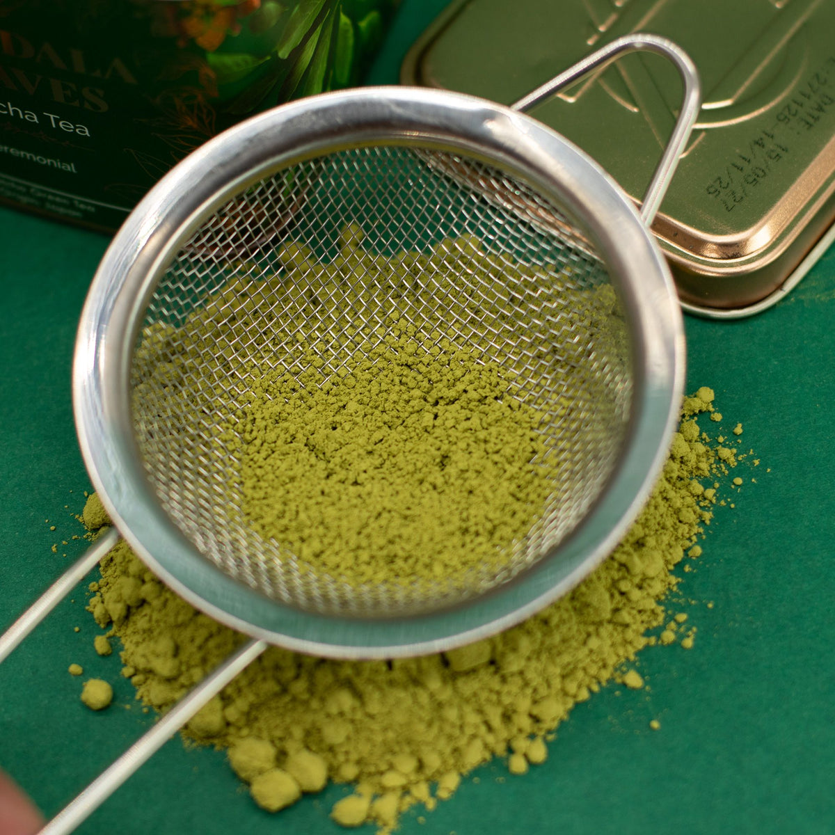 Feines Sieb mit leuchtend grünem Matcha-Pulver, ideal für die Zubereitung von Bio-Matcha Tee.