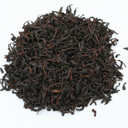 Lose, getrocknete schwarze Teeblätter in dunklem Braun bis Schwarz mit rötlichen Nuancen, Ceylon Nuwara Eliya Premium Schwarztee.