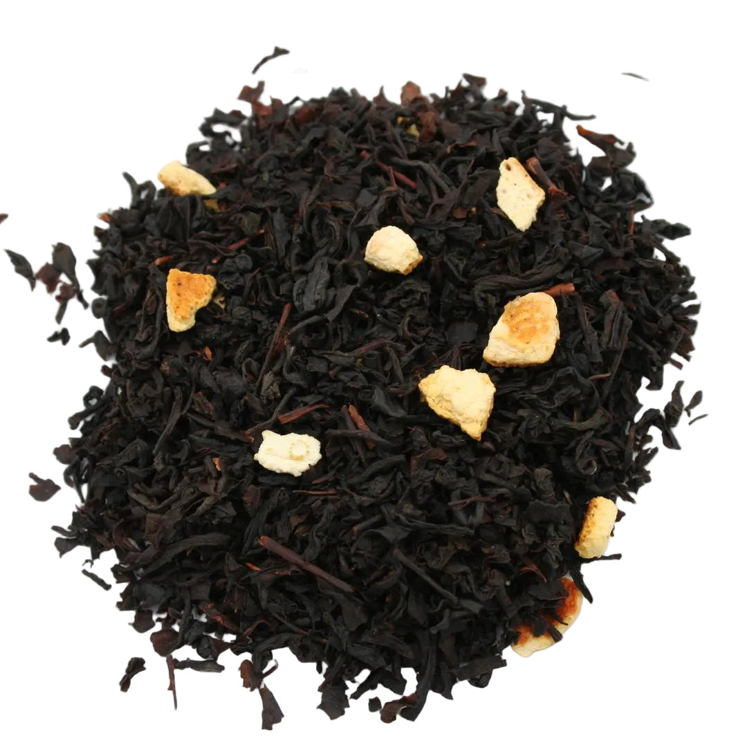 Lose schwarze Teeblätter mit kleinen Stückchen Orangenschale, dunkel und trocken, für den intensiven Genuss von Orange Süss.