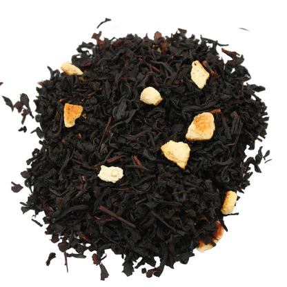 Lose schwarze Teeblätter mit kleinen Stückchen Orangenschale, dunkel und trocken, für den intensiven Genuss von Orange Süss.