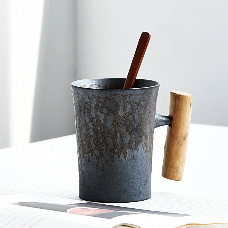 Handgefertigte, glasierte Retro-Tasse aus Keramik mit Holzgriff